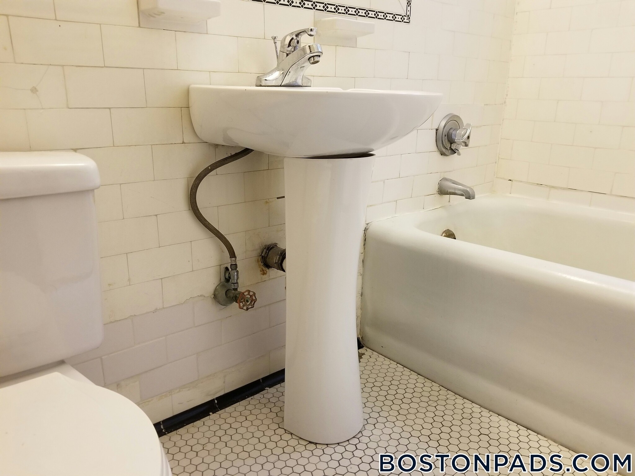 Building Photo - 53 Fellsway W