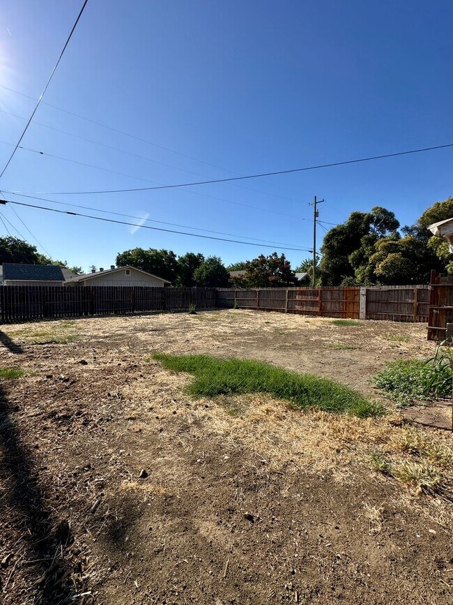 Building Photo - Beautiful 3 bedroom 3 bath Two Story House