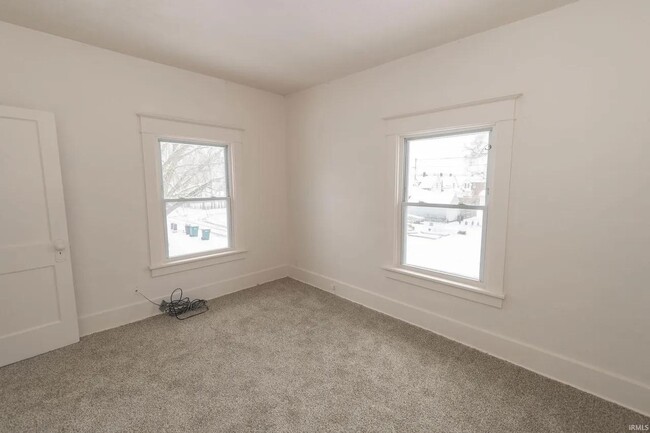 Building Photo - 914 W 6th St