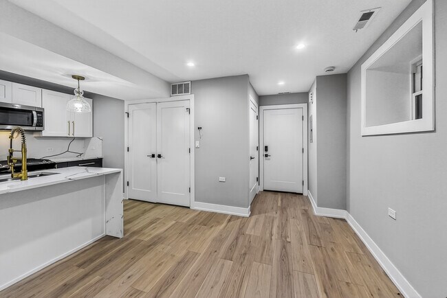 Building Photo - 2451 N Albany Ave