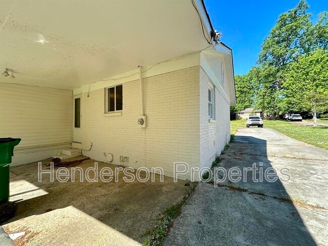 Building Photo - 908 Bilmark Ave