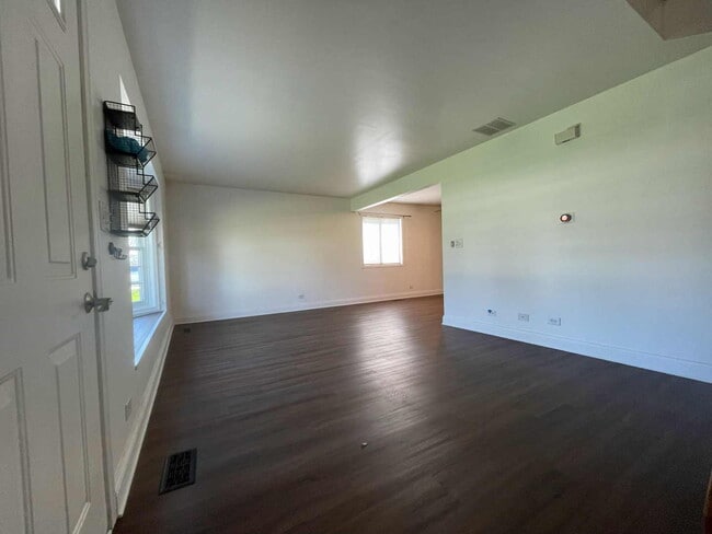 Building Photo - 211 E Oneida Ave