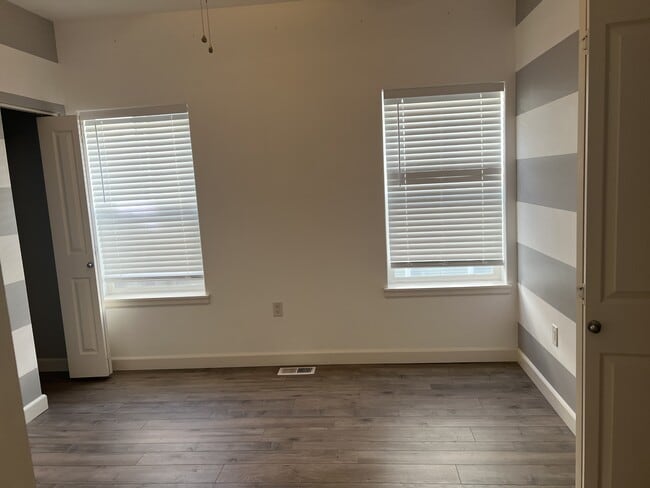 Building Photo - 10925 SW Briarwood Pl