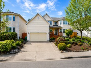 Building Photo - Beautiful 5 Bedroom Home!