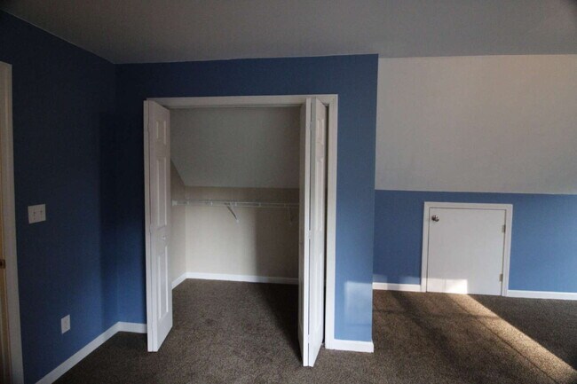 Building Photo - Privacy, Space, and Modern Comfort in Salem