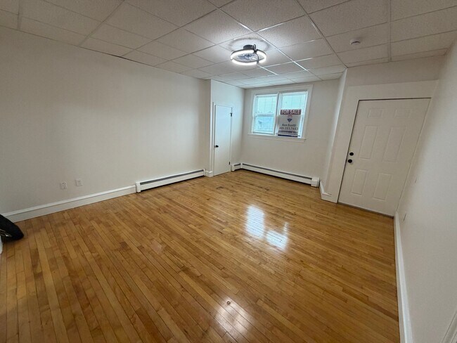 Building Photo - 1111 Charles St