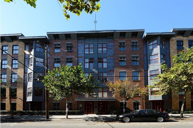 Building Photo - 812 Grand St