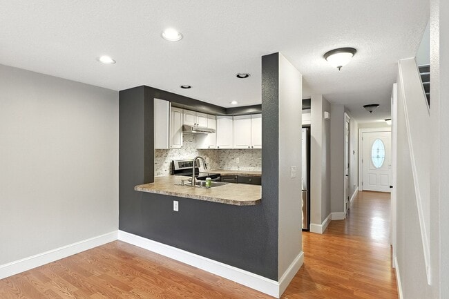 Building Photo - Updated 2 Bedroom/2.5 Condo w/garage