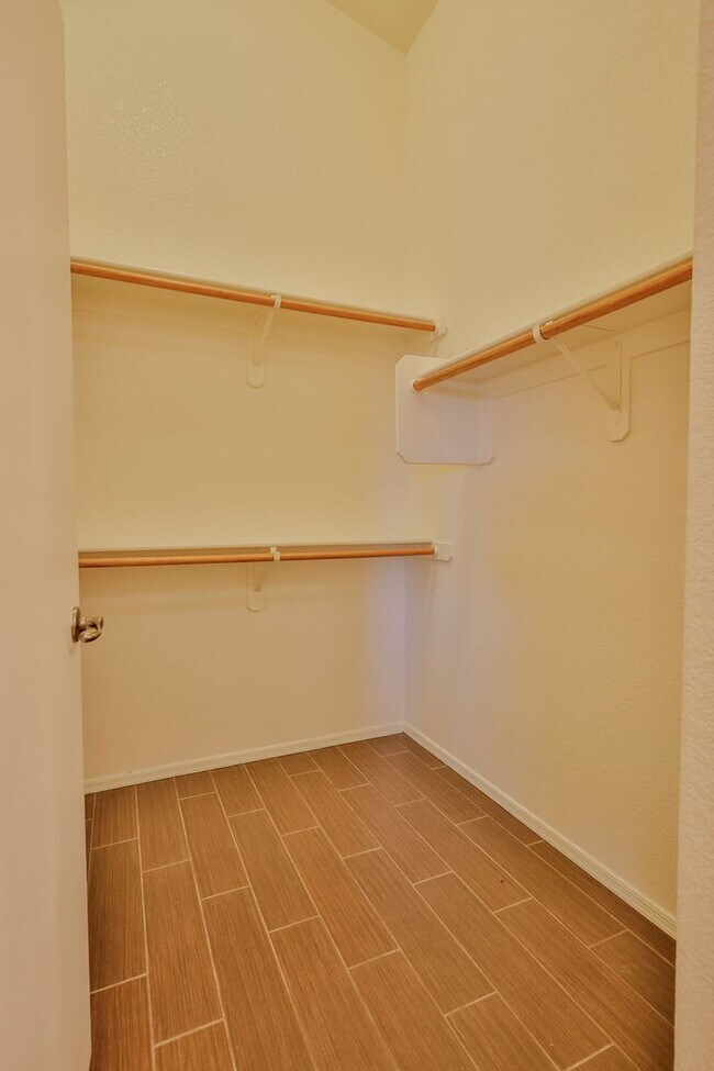 Building Photo - 3 Bedroom 2 Bathroom