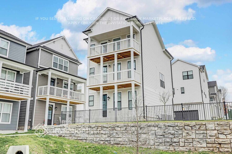 Building Photo - 647 Vernon Ave