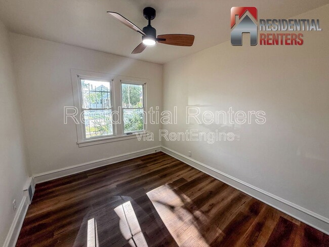 Building Photo - 5560 N 40th St