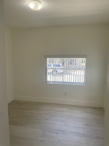 Building Photo - 221 SW 9th Ave