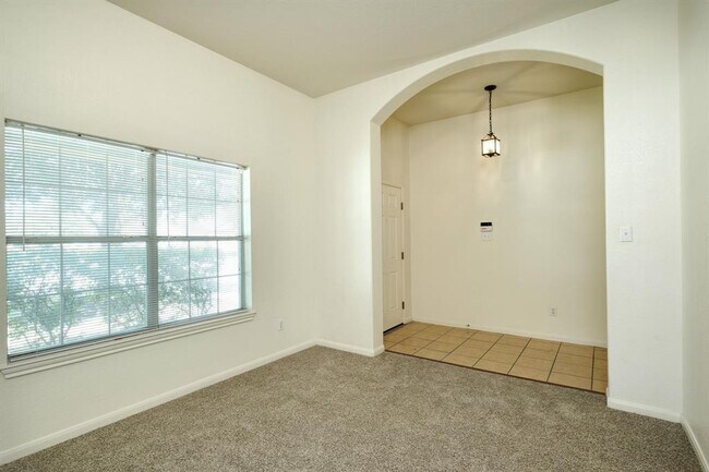 Building Photo - 1020 Downridge Dr