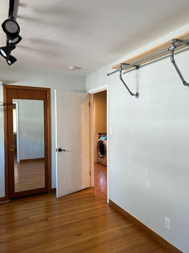 Building Photo - Storybook single family home in Tahoe Park...