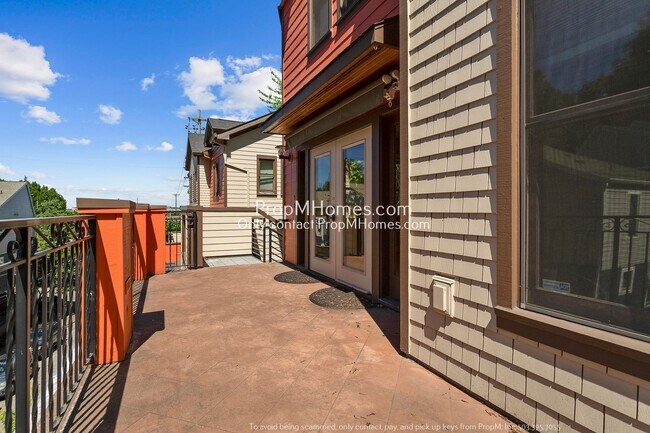 Building Photo - Two-Bedroom End Unit Condo in Goose Hollow! DEPOSIT SPECIAL
