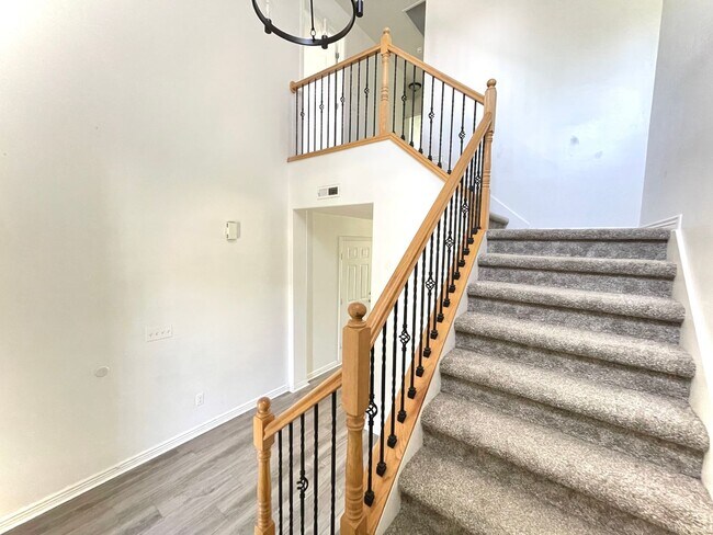 Building Photo - 4 bed 3 bath Townhome