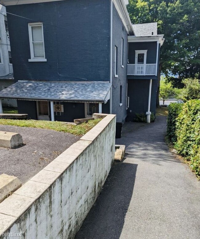 Building Photo - 2 br, 1 bath Triplex - 624 Jefferson Avenue 3