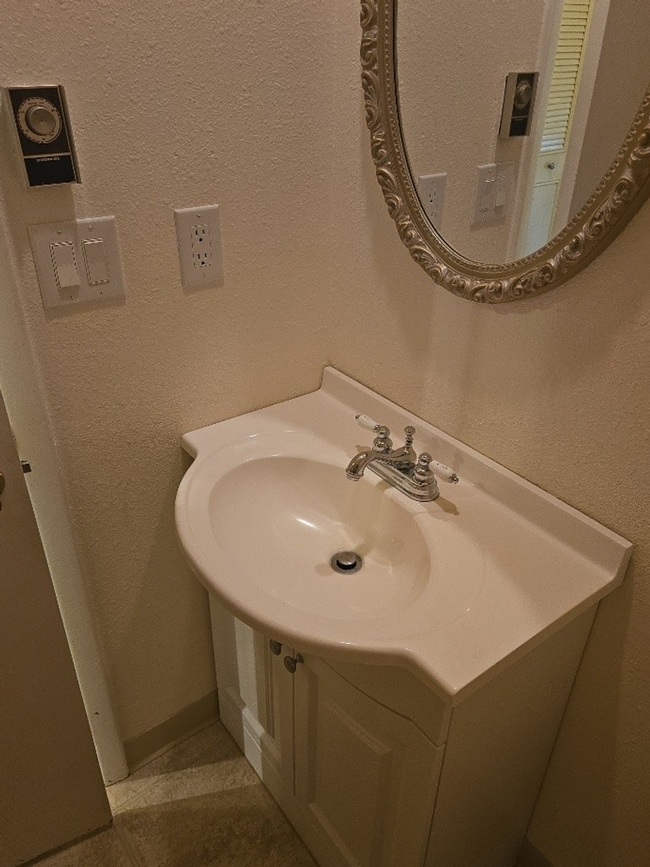 Building Photo - Spacious 3BR Townhome | 50 Yards to Coal Creek Trail!!