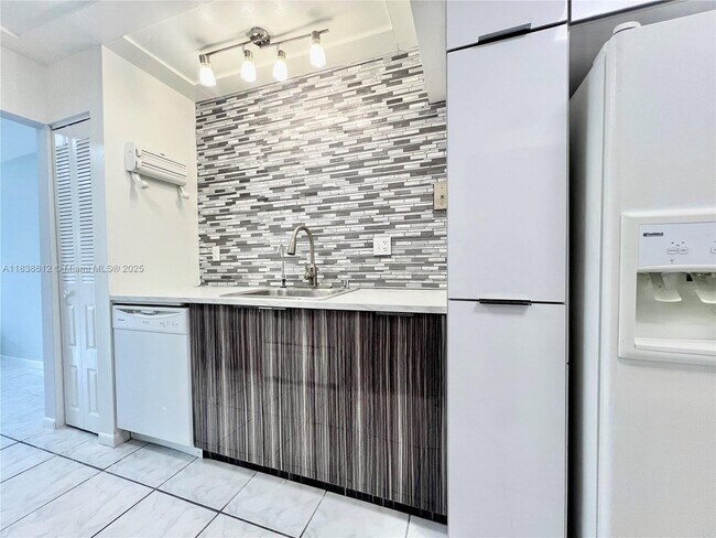 Building Photo - 8450 Lagos De Campo Blvd