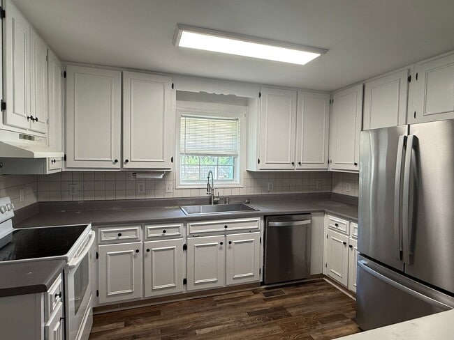 Building Photo - Cute 3 Bedroom Home on over an Acre in Ope...
