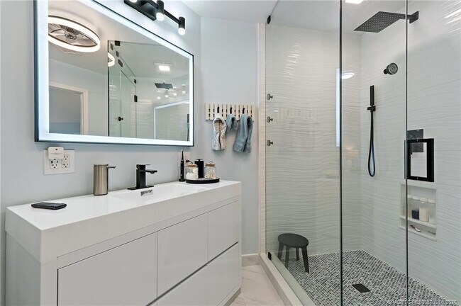 Building Photo - 310 SE Denver Ave