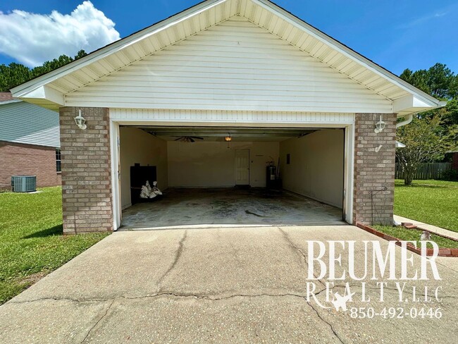 Building Photo - Charming 3-Bedroom Home in Lake Cook Estat...