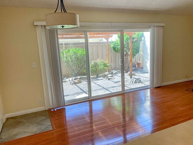 Building Photo - Welcome to this charming 3 bedroom, 2 bath...
