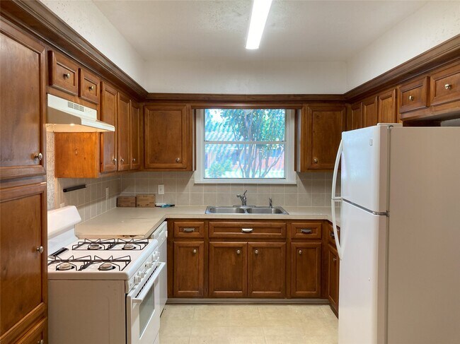 Building Photo - 1202 Dunstan Rd