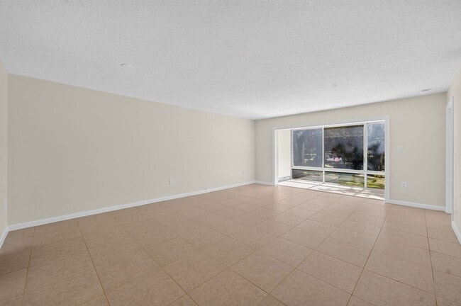 Building Photo - 700 Melrose Ave