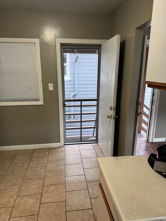 Building Photo - 828 Mariposa St