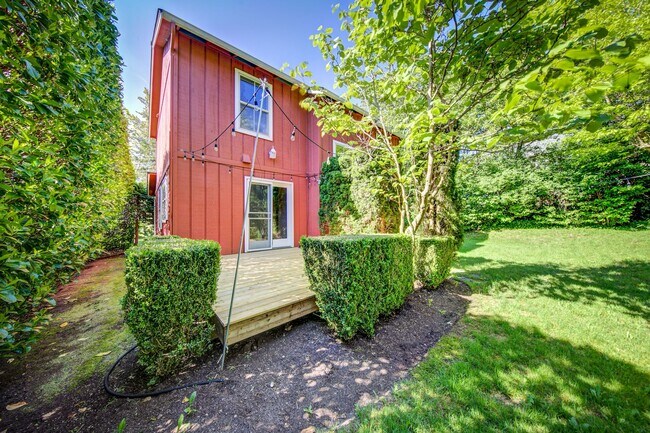 Building Photo - Beautiful Downtown Home