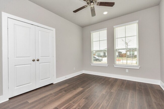 Building Photo - The Live Oak – Where Comfort Meets Conveni...