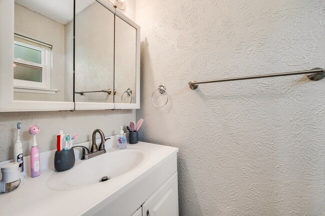 Building Photo - 404 E Alexander Ln