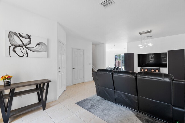 Building Photo - 8618 NW 113th Ct