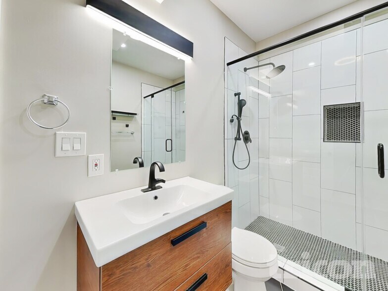 Building Photo - 716 Parkside Dr