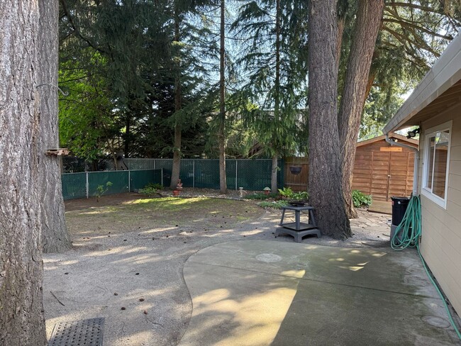 Building Photo - Beautiful 3 Bedroom Ranch Style House with...