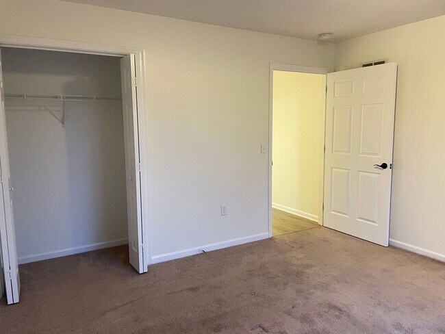 Building Photo - Beautiful 3 bedroom 2 bathroom Rancher in Great Manheim Location!