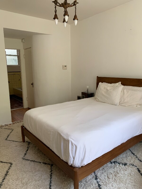 Building Photo - 520-522 N Rossmore Ave