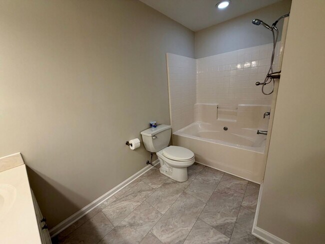 Building Photo - 121 Grand Oak Cir