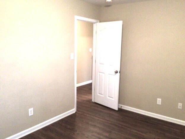 Building Photo - 2524 Ingleside Dr