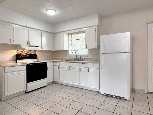 Building Photo - Three-Bedroom Home with Spacious Family Bo...