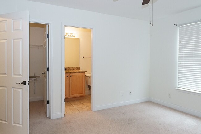 Building Photo - Three Bedroom Home in Hearthstone