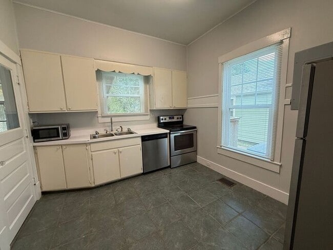 Building Photo - Pensacola - East Hill - 2 Bedroom, 1 Bathroom