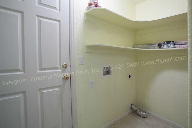 Building Photo - 3 Bedroom Town-home in Northeast Fort Coll...