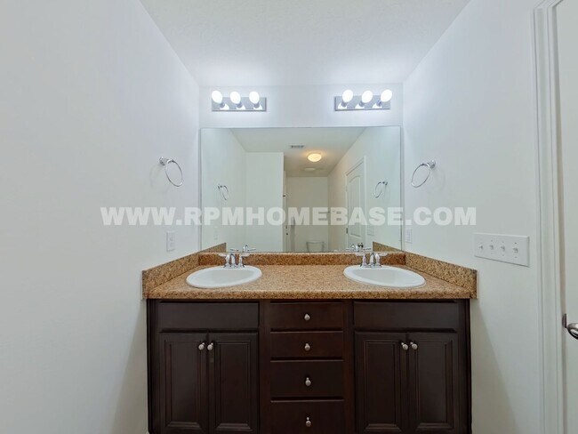 Building Photo - Modern 3-Bedroom Townhome with Stylish Upd...