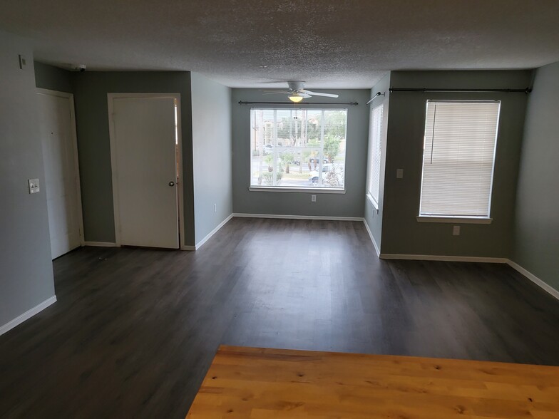 Building Photo - 4105 Tropical Isle Blvd