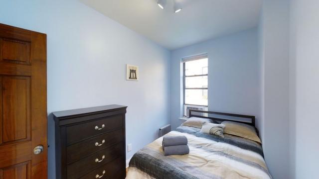 Building Photo - 3 bedroom in ASTORIA NY 11106