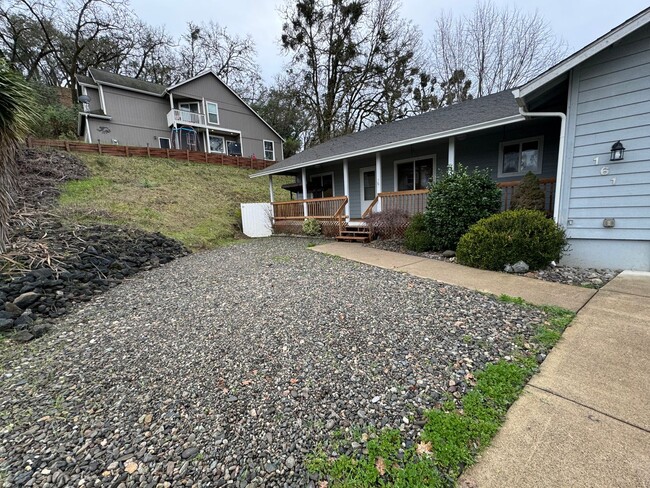 Building Photo - Green area 3 Bedroom 2 Bath with Garage