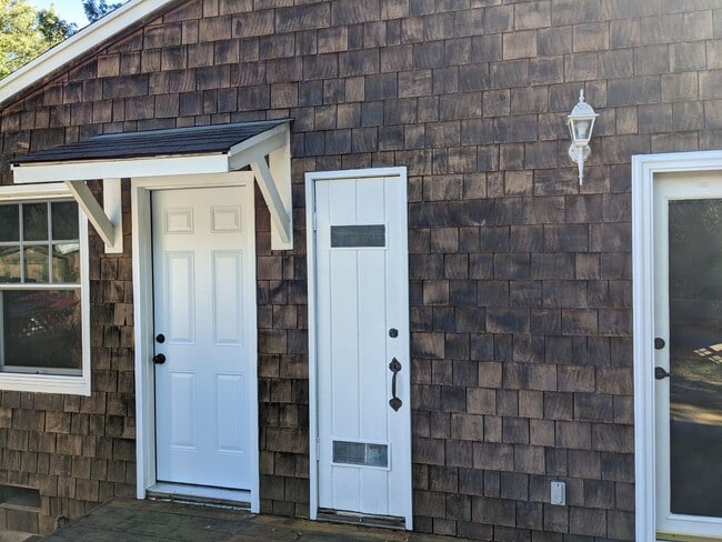 Building Photo - Stunning 1-bed, 1-bath Detached Cottage in...