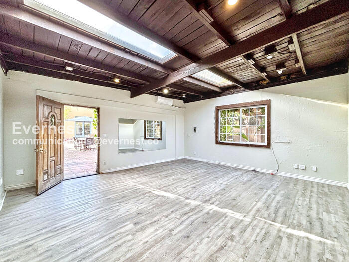 Building Photo - 132 N Crescent Heights Blvd